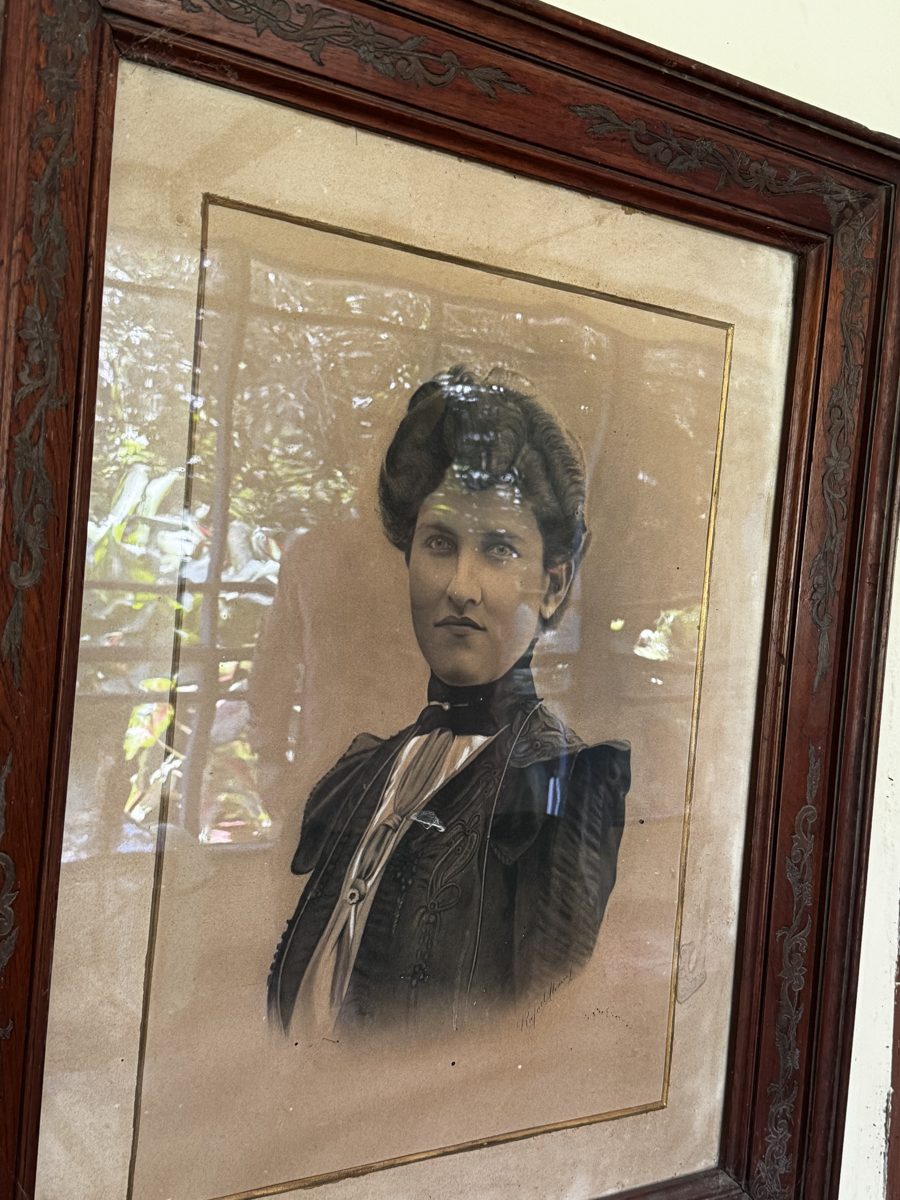 Un retrato enmarcado del archivo familiar
